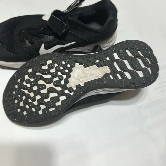 Nike FlyEase  Kids Black and White Running Shoes - Picture 3 of 4